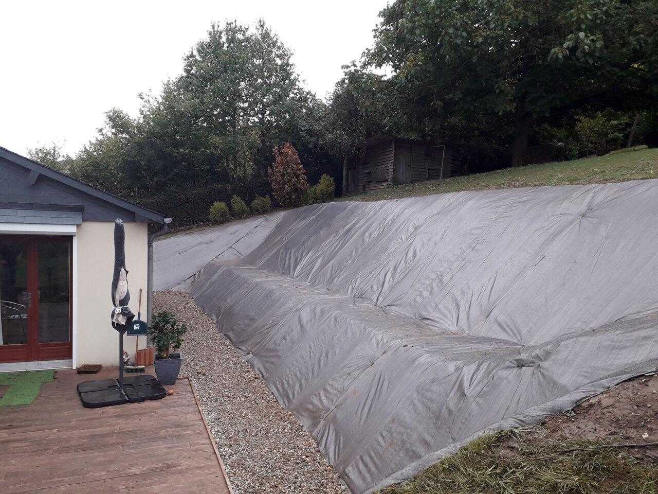 Pose d un géotextile pour stabiliser un talus Terre d Auge paysage